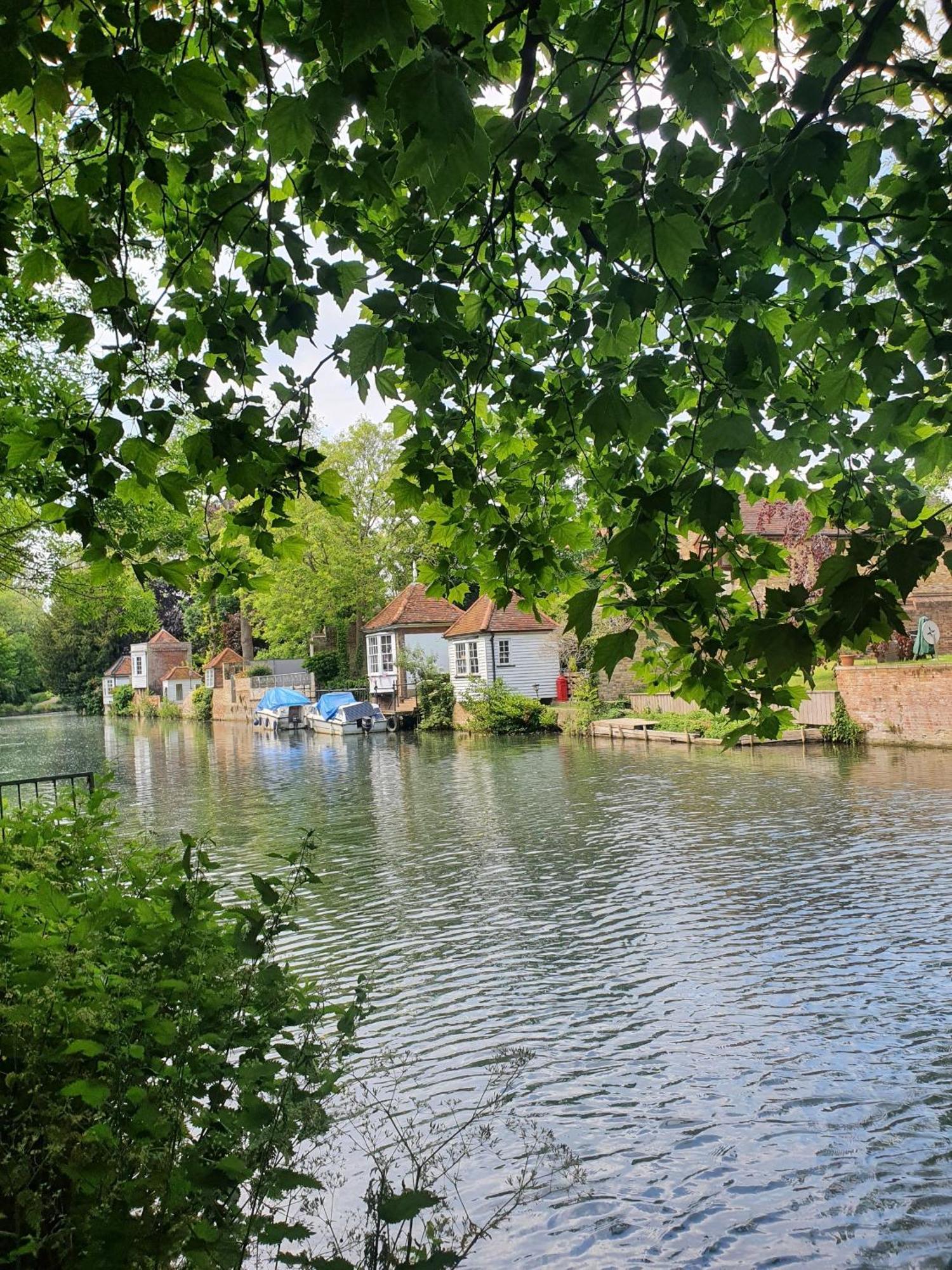 Grade I Listed Luxury Apartment In Hertfordshire 웨어 객실 사진